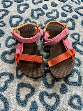 Teva Sandals Size 2 EUC